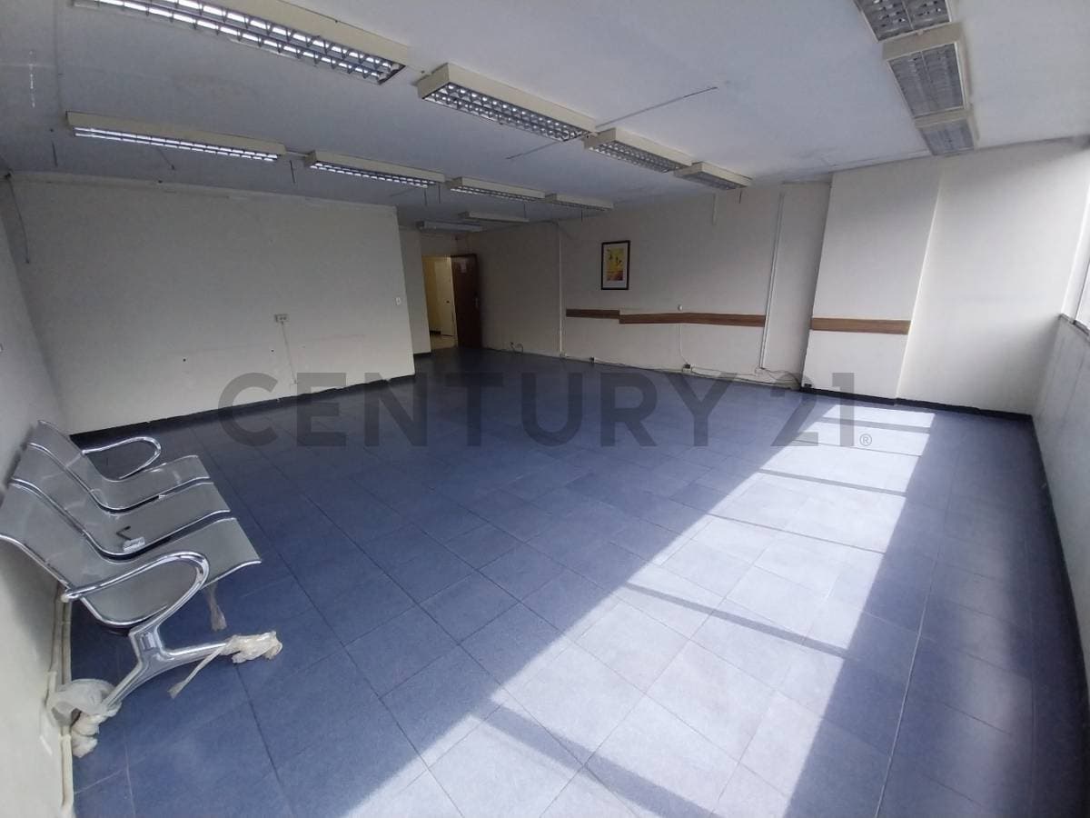 Oficina en Alquiler en El Rosal, Chacao: Espacio Abierto con Potencial en Zona Estratégica