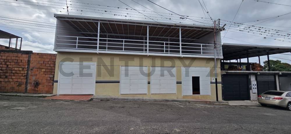 Excelente Oportunidad: Amplio Local Comercial de Dos Niveles en Centro Poblado, Santa Ana, Táchira