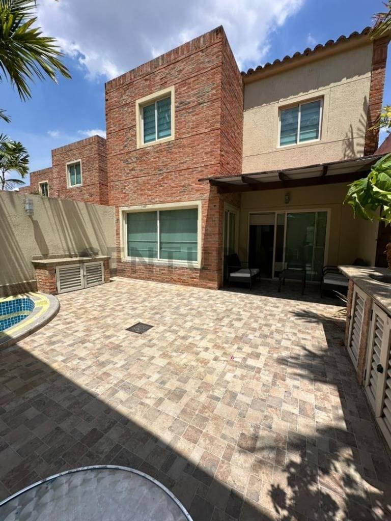 Exclusivo Townhouse en Altos de Guataparo, Valencia - ¡Tu Oasis Privado te Espera!