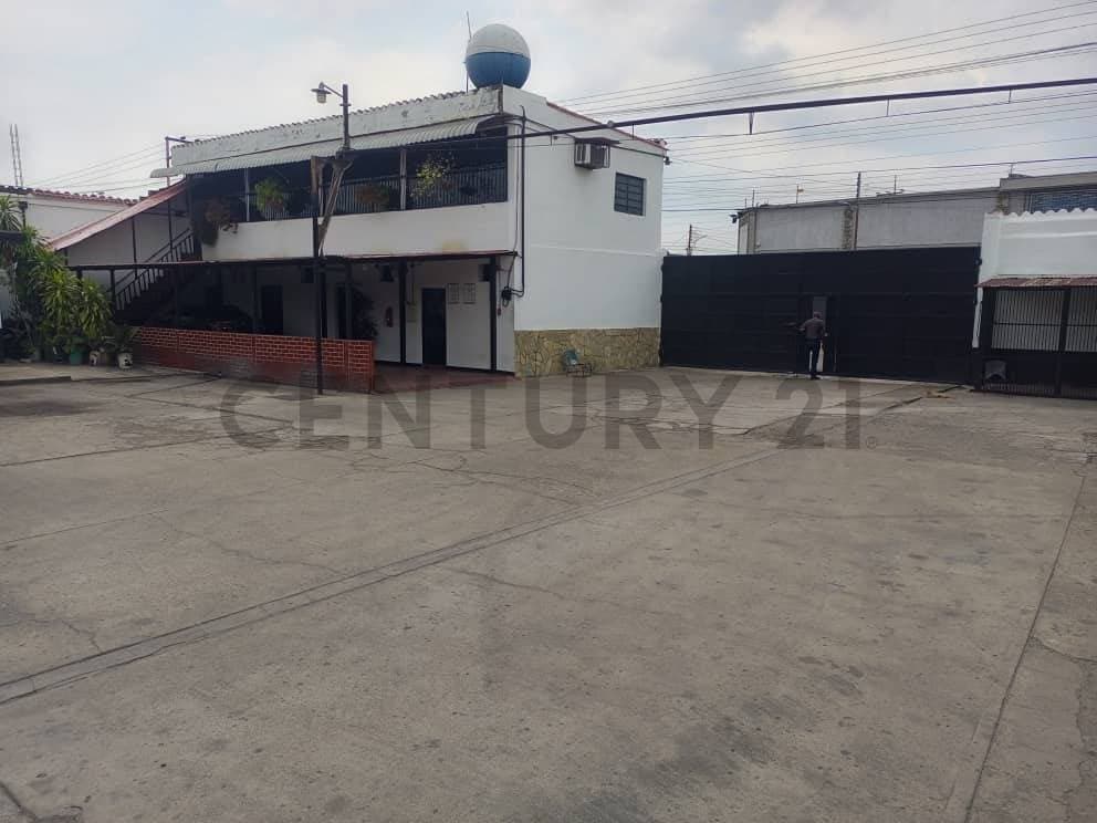 Amplio Galpón con Oficinas y Excelente Ubicación en Barrio La Planta, Valencia