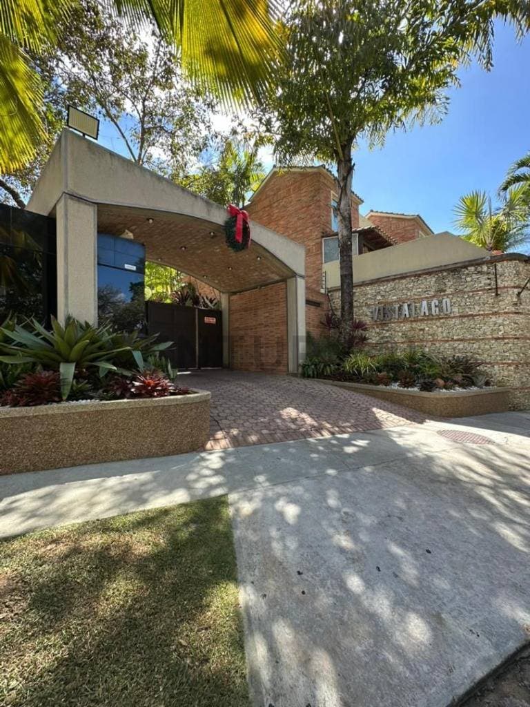 Exclusivo Townhouse en Alquiler en Altos de Guataparo, Valencia: Lujo, Confort y Servicios Garantizados