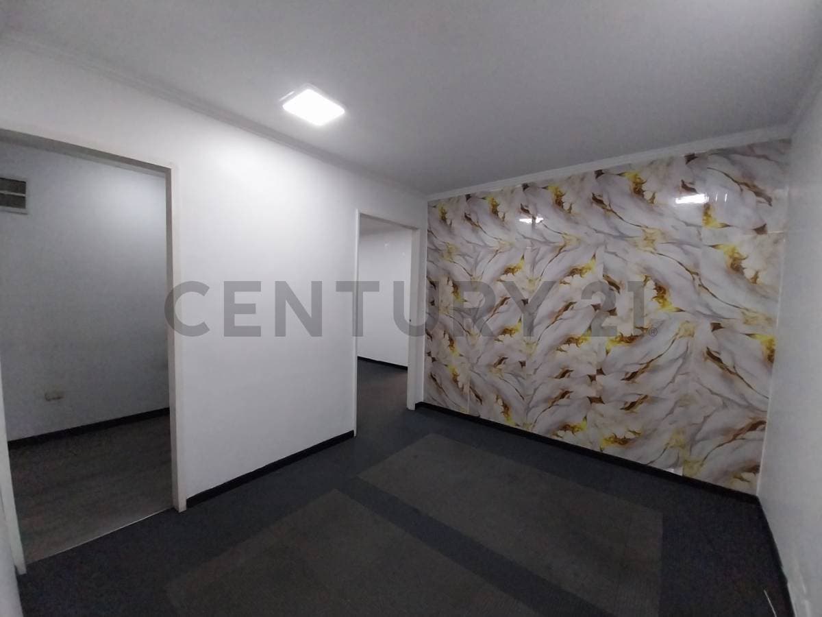 Oficina Amoblada en Alquiler en El Rosal, Chacao: Espacio Moderno y Funcional