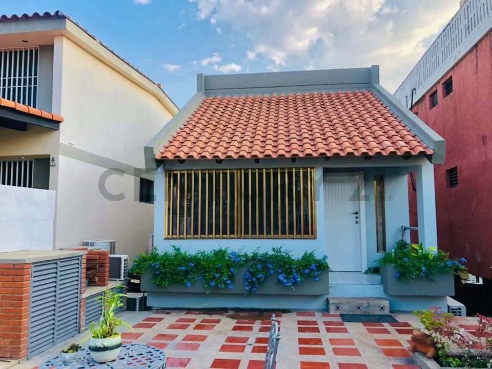 Exclusiva Casa Bote en Alquiler en Centro Puerto La Cruz: Vive la Experiencia del Canal