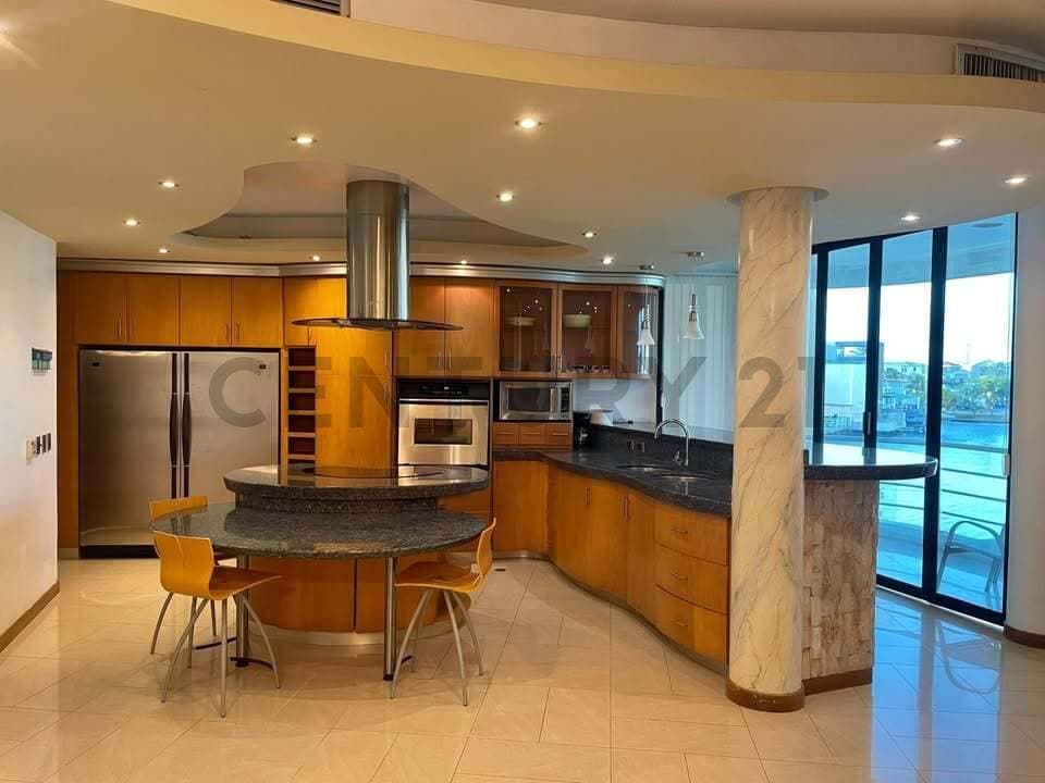 Espectacular Casa Bote en Alquiler en Centro Puerto La Cruz con Vistas al Canal