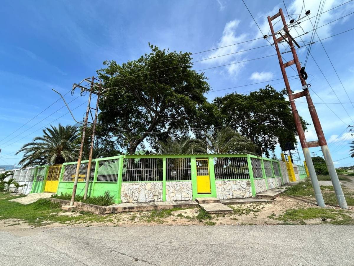 Oportunidad de Inversión: Terreno con Locales Comerciales en La Cruz del Pastel, Villa Rosa, Nueva Esparta
