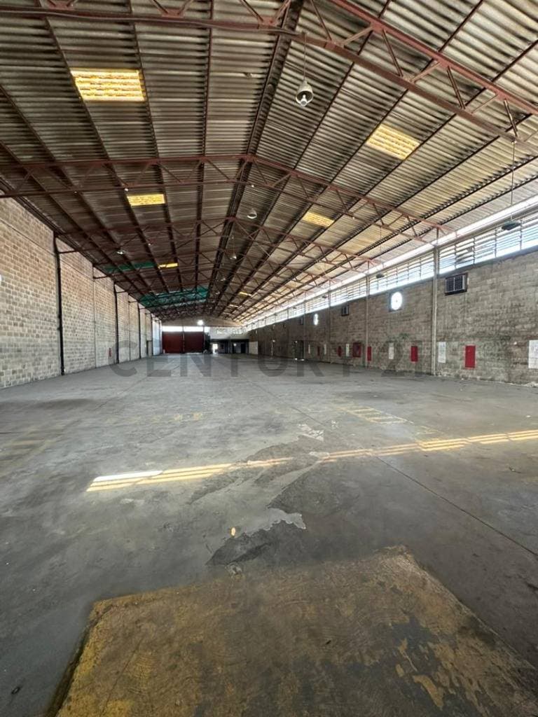 Amplio Galpón en Alquiler en Estratégica Zona Industrial La Quizanda, Valencia
