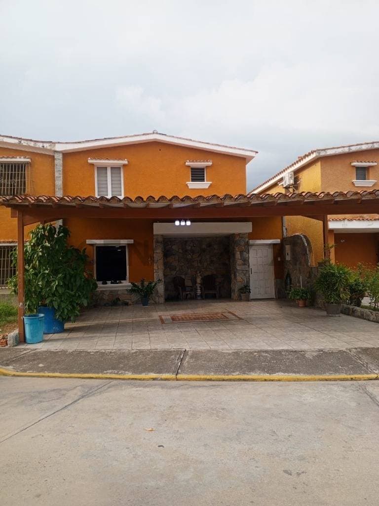 Espectacular Townhouse en Venta en Urb. Valle Real, San Diego, Carabobo - ¡Moderno y Listo para Habitar!