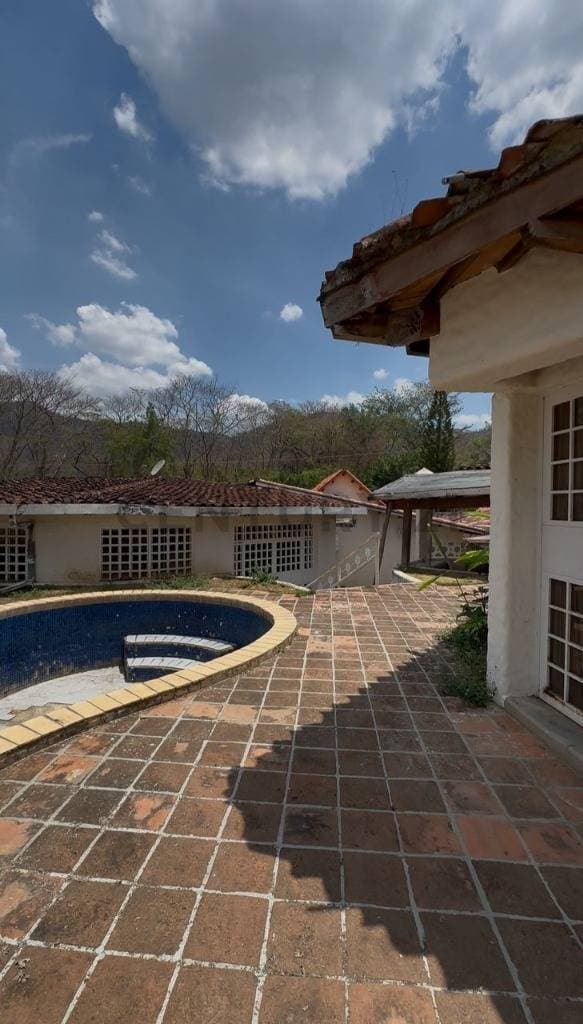 Exclusiva Casa con Piscina y Vistas en Altos de Guataparo, Valencia - ¡Gran Potencial de Inversión!