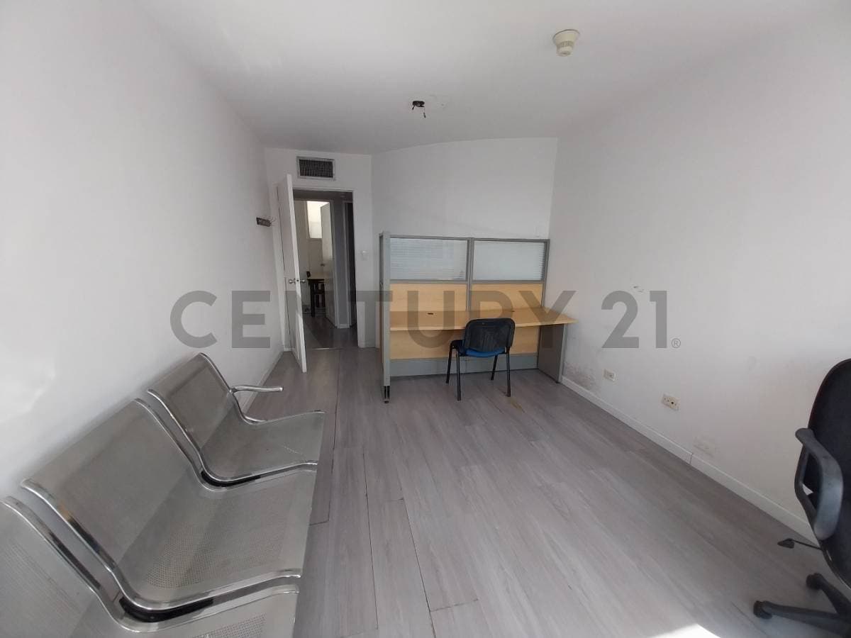 Oficina Ejecutiva Semi-Amoblada en Alquiler en El Rosal, Chacao: ¡Su Próximo Centro de Negocios!