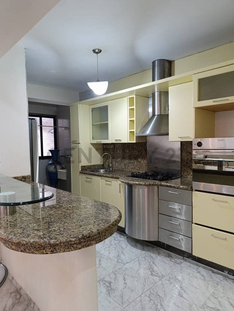 Apartamento Moderno Amoblado en Alquiler en Valles de Camoruco, Valencia: Confort y Ubicación Privilegiada