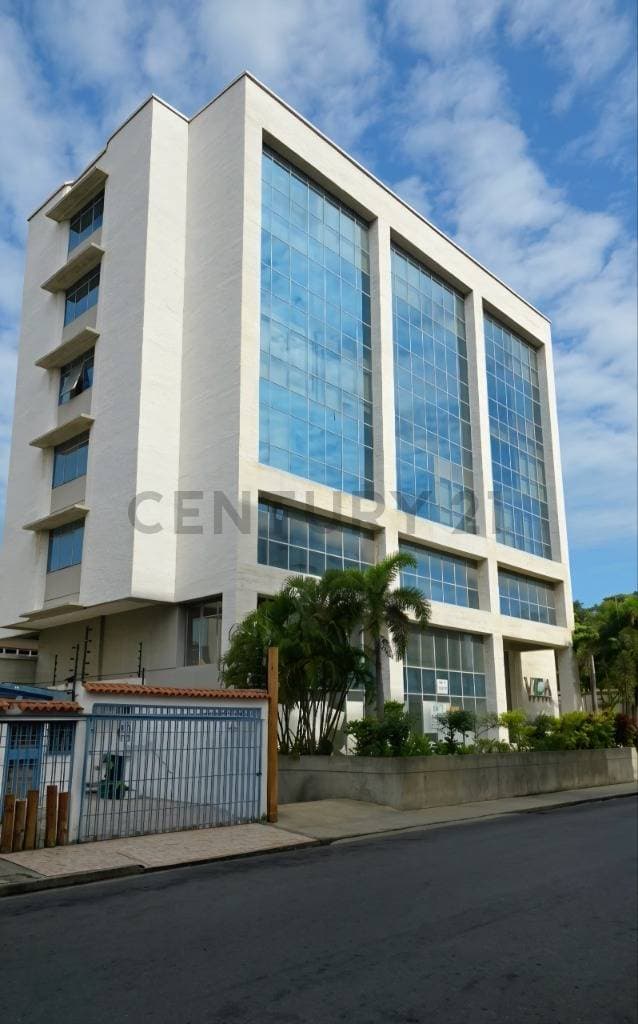 Tu Nueva Sede en el Moderno Edificio Vida Center, Lechería: Local Comercial en Alquiler