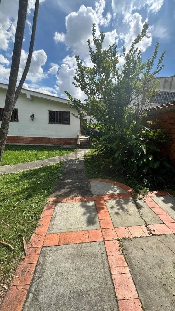 Exclusiva Casa en Venta en Guaparo, Valencia: Espacios Verdes y Ubicación Premium