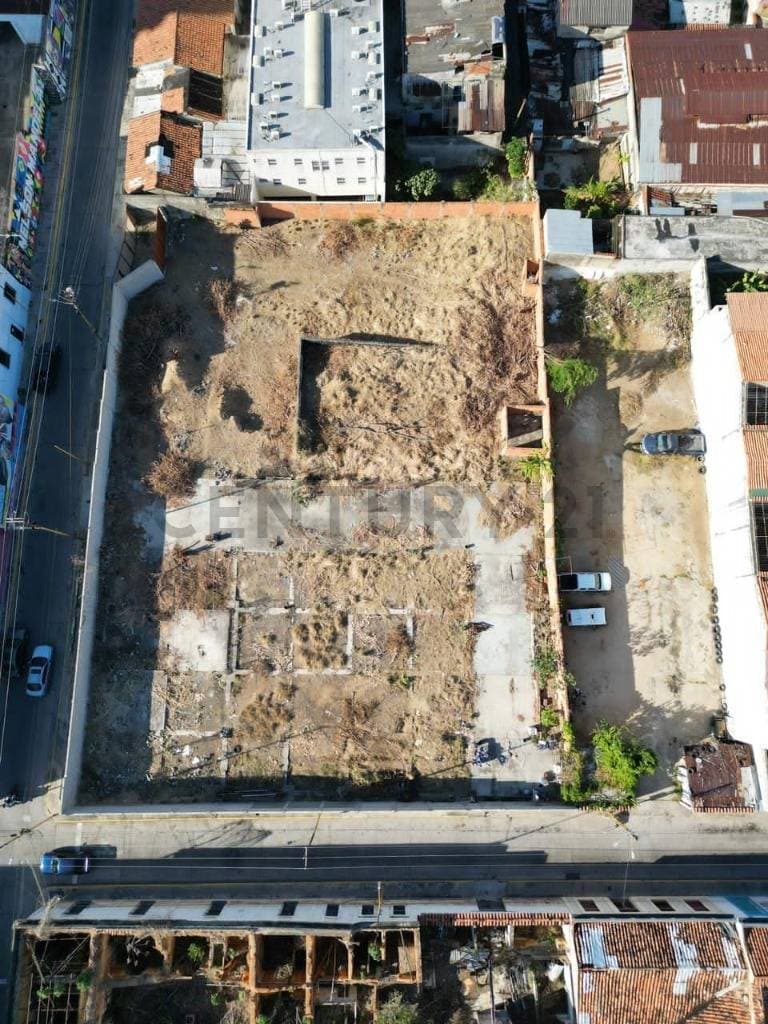 Terreno de Inversión en Esquina en el Corazón de Barrio Venezuela, Valencia