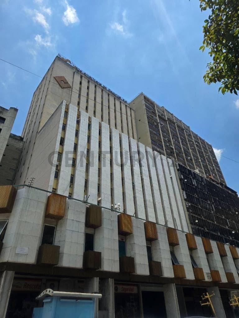 Oficina en Venta en La Candelaria, Caracas: Espacio Clásico con Gran Potencial Comercial