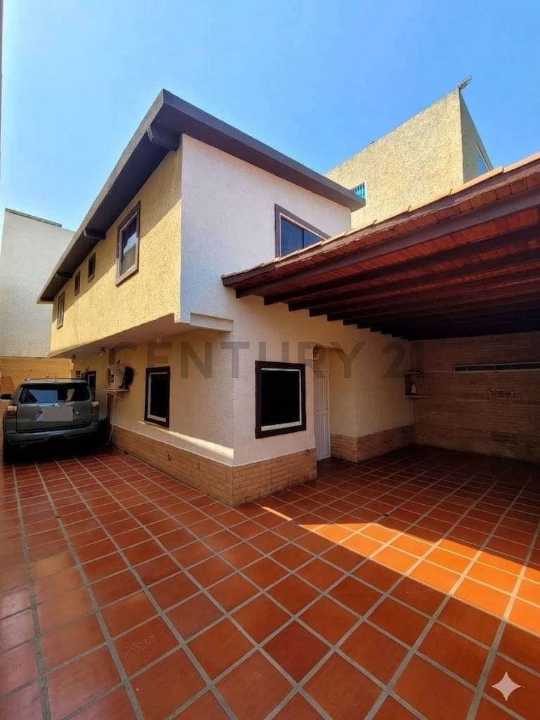 Espectacular Casa de Dos Niveles en El Ingenio, Barcelona - ¡Ubicación Privilegiada!