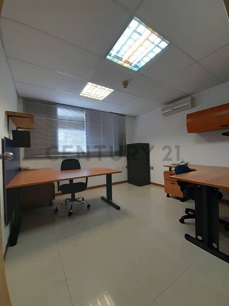 Oficina Ejecutiva Amoblada en Alquiler en La Trinidad, Baruta - ¡Listo para tu Negocio!