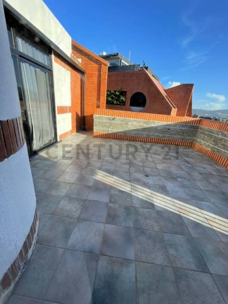 Espectacular Penthouse en Alquiler en Baruta con Amplia Terraza y Vistas Panorámicas